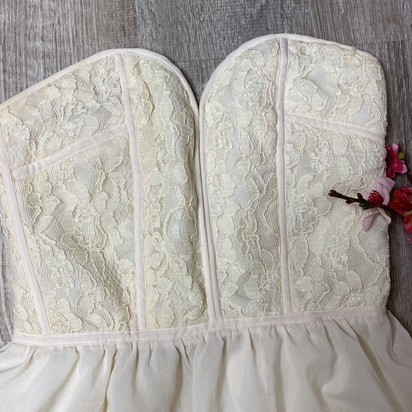 Corset style strapless lacy dress - Picture 2 of 6